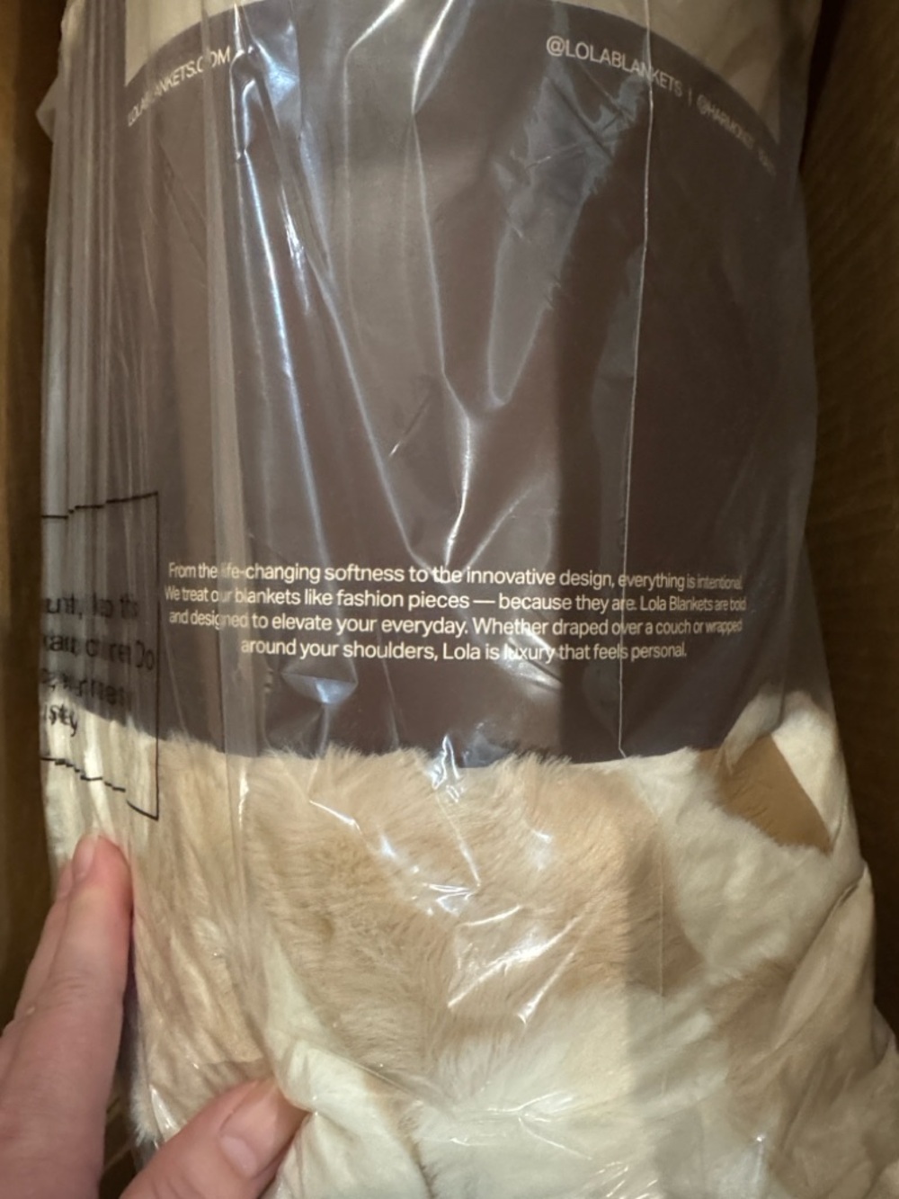 Lola Blankets X Harmonize/Latte Check/Plush Throw/Blanket/Size L/NIB/SEALED! - Picture 8 of 16